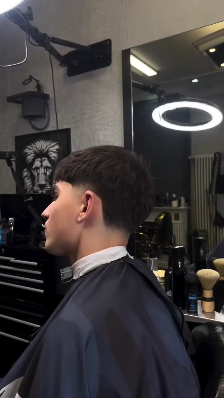 Moderner Skin Fade Herrenhaarschnitt bei Shave Brothers Hamburg