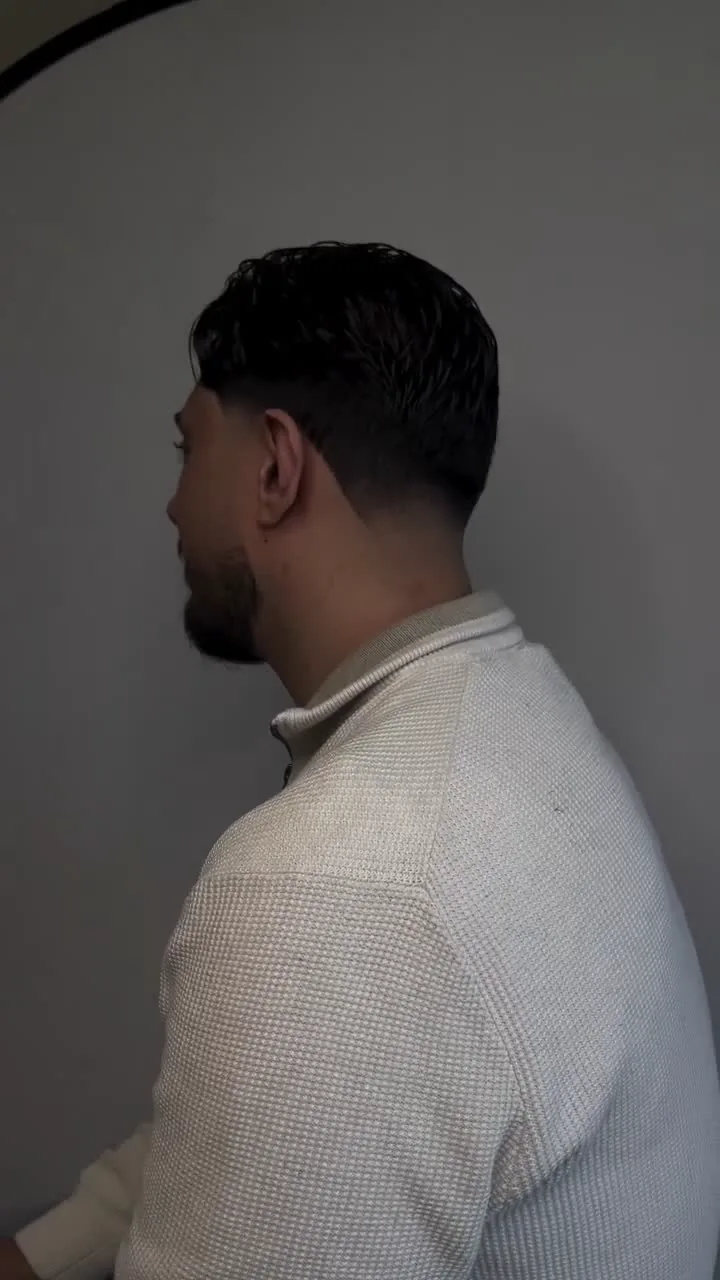 Präzise Detailarbeit im Barbershop Shave Brothers Hamburg